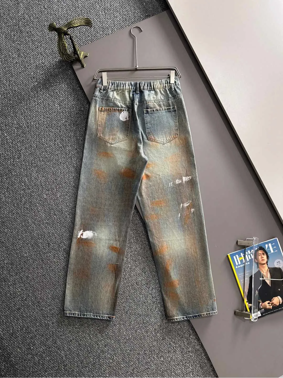 P360 Stone Island 2025 autumn and winter loose wide-leg jeans and straight trousers, the trend in the trend! Many fashion bloggers control the upper body. The water is woven from imported Japanese Denim plain cotton denim fabric. It has three standards, is soft, delicate, comfortable and breathable. The color has a modern and fashionable vicissitudes. The upper body is versatile and fashionable! Light luxury, a must-have item for daily commuting! Size: S-3XL (please state your height and weight when placing an order)